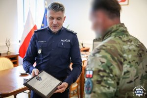 Komendant dziękuje policjantowi.