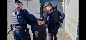 policjanci z zatrzymanym.