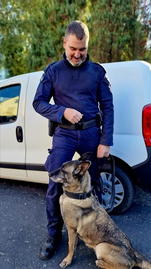 policjant z psem policyjnym.