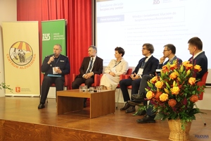 Dni Seniora - prelegenci siedzą na scenie.