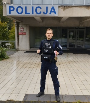 policjant sierż. Mateusz Towarnicki.
