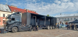 Escapetruck stoi na placu w mieście.