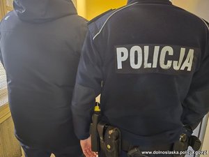 Policjant z zatrzymanym.