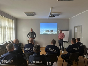 Uczestnicy kursu specjalistycznego dla policjantów siedzą na sali podczas wykładu.