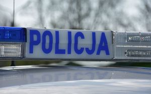 Sygnalizator z napisem Policja na radiowozie.
