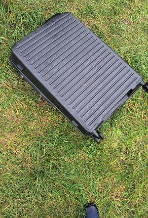 Odzyskana walizka leży na trawie.