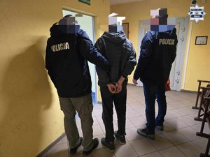 policjanci z zatrzymanym.