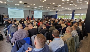 Uczestnicy szkolenia siedzą na sali w trakcie wykładu.