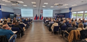 Uczestnicy szkolenia siedzą na sali w trakcie wykładu.