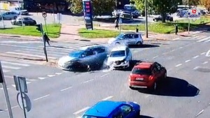 Stopklatka z nagrania monitoringu przedstawia moment zderzenia samochodów.