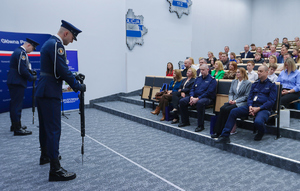 widownia patrzy na policjantów na dole.