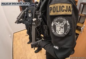 Policjant w mundurze.