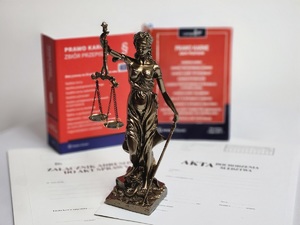 Temida a w tle kodeks karny.