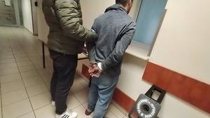 Policjant z zatrzymanym.