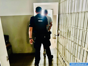 Policjant z zatrzymanym.