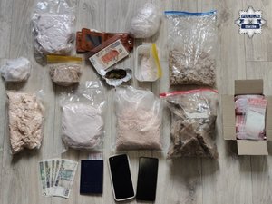 Zabezpieczone przez policjantów narkotyki, telefony komórkowe i pieniądze.