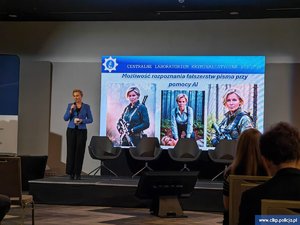 Zastępca Dyrektora Centralnego Laboratorium Kryminalistycznego Policji, podinspektor dr Anna Przewor podczas wykładu na konferencji.