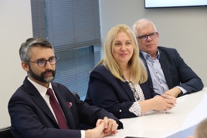 Uczestnicy uroczystego podpisania porozumienia.