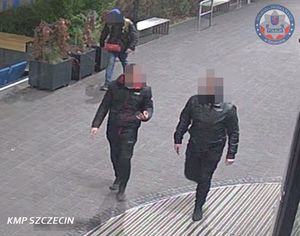 kadr z monitoringu. dwóch mężczyzn idzie.