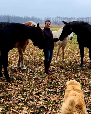 Policjantka stoi obok koni.