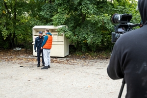 sierż. Tomasz Majowicz na planie serialu Dzielnica strachu z mężczyzną grającym rolę zatrzymanego.