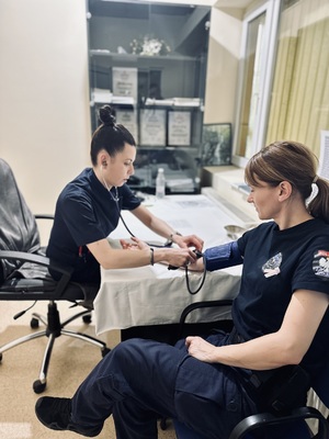 policjanci oddają krew.