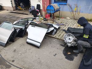 zabezpieczone części z kradzionych samochodów.