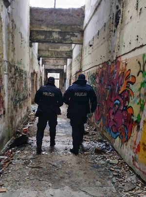 policjanci patrolują pustostany