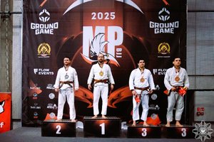 Czterej zawodnicy na podium.