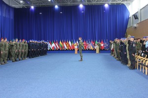 We wnętrzu sali grupa funkcjonariuszy w szeregach.