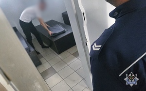 Zatrzymany w pomieszczeniu dla osób zatrzymanych.