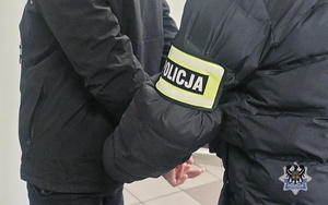 Zakładanie kajdanek zatrzymanemu.