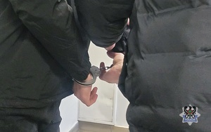 Zakładanie kajdanek zatrzymanemu.