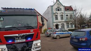 wóz strażacki stoi przy budynku.