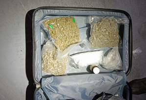 Zabezpieczone środki odurzające w walizce.