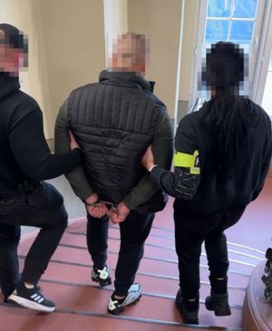 Zatrzymany prowadzony przez policjantów.