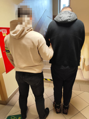 Policjant z zatrzymanym.