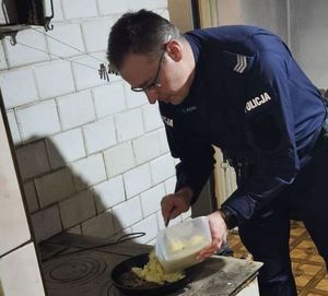 Policjant przygotowuje posiłek.