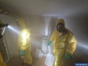 Uczestnicy szkolenia w specjalistycznych  kombinezonach.