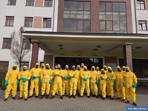 Uczestnicy szkolenia w specjalistycznych  kombinezonach.