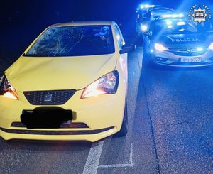 Samochód seat na miejscu zdarzenia i służby ratunkowe.