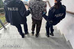 Policjantki prowadzą zatrzymanego.