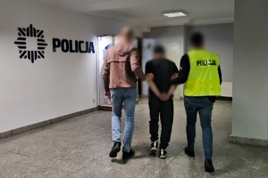 Policjanci z zatrzymanym.