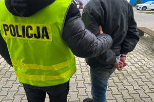 Policjanci z zatrzymanym.