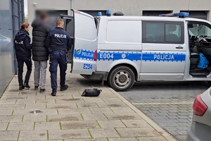 Policjanci z zatrzymanym.