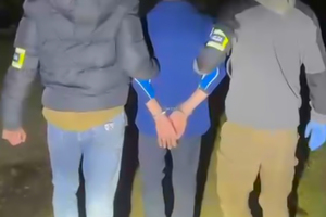 Policjanci z zatrzymanym.