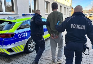 policjanci powadzą zatrzymanego.