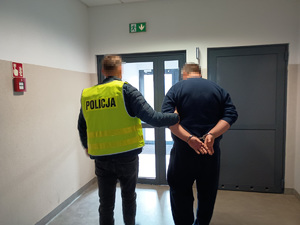 policjant z zatrzymanym.