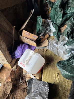 Pojemniki i worki z nielegalną substancją.