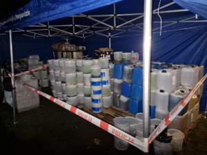 Pojemniki z nielegalną substancją.